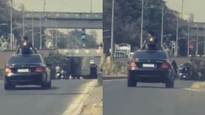 തിരക്കേറിയ റോഡിൽ കാറിന്റെ റൂഫിലിരുന്ന് യുവാവിന്റെ സാഹസികത, പ്രത്യേക സമ്മാനവുമായി പൊലീസ്