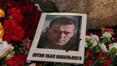 Alexei Navalny Funeral: Thousands brave risk of arrest as they chant 'Navalny' and pay their respects (WATCH)