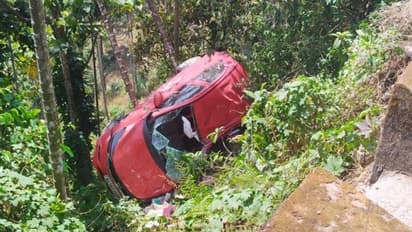 കുറ്റ്യാടി ചുരത്തിലെ പത്താംവളവിൽ നിയന്ത്രണംവിട്ട കാർ കൊക്കയിലേക്ക് മറിഞ്ഞു; 5 പേർക്ക് പരിക്കേറ്റു