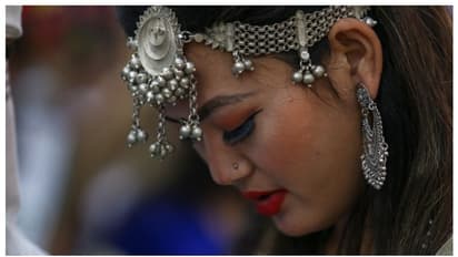 വരന് സ്വന്തം കാലുകൊണ്ട് ഭക്ഷണം വിളമ്പുന്ന വധു; ഇതുമൊരു ഇന്ത്യന്‍ ആചാരമാണ് !