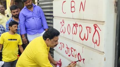 చంద్రబాబుకు రక్తాభిషేకం... టికెట్ కోసం ఏకంగా రక్తాన్నే చిందించిన బుద్దా వెంకన్న