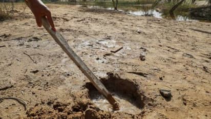 ഒരുഭാഗത്ത് കൊടുംവരള്ച്ച, മറുഭാഗത്ത് നിർത്താതെ ഉറവ, സർവത്ര ജലം, വെള്ളപ്പൊക്കത്തിൽ നാടുവിട്ടോടി ജനങ്ങൾ