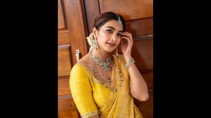 ರೇಷ್ಮೆ ಸೀರೆಯುಟ್ಟು ಮಲ್ಲಿಗೆ ಮುಡಿದು 'ನಾನು ಕುಡ್ಲದ ಪೊಣ್ಣು' ಎಂದ ಪೂಜಾ ಹೆಗ್ಡೆ, ಕರಾವಳಿ ಬೆಡಗಿ ಲುಕ್‌ಗೆ ಫ್ಯಾನ್ಸ್ ಫಿದಾ