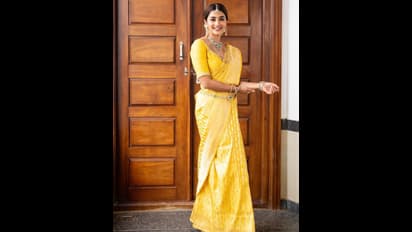 ಹಳದಿ  ಬನಾರಸಿ ಸೀರೆಯಲ್ಲಿ  ಪೂಜಾ ಹೆಗ್ಡೆ;   ನಟಿಯ ಸಾಂಪ್ರದಾಯಿಕ ಲುಕ್‌ಗೆ ಫ್ಯಾನ್ಸ್‌ ಫಿದಾ!