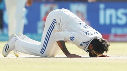 ராஜ்கோட்டிற்கு ராஜாவான ஜட்டு - 5 விக்கெட் கைப்பற்றி சாதனை – பிட்சுக்கும், பந்துக்கும் முத்தமிட்ட தருணம்!