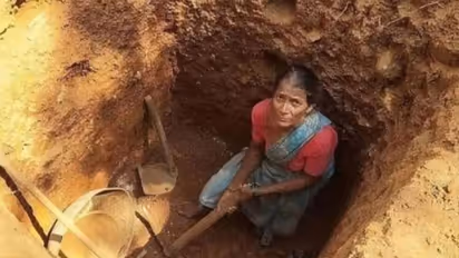 വെള്ളമില്ല, അങ്കണവാടിയില് തനിച്ചൊരു കിണർകുത്തി അടക്കവിൽപ്പനക്കാരി, നടക്കില്ലെന്ന് അധികൃതർ, വൻ പ്രതിഷേധം