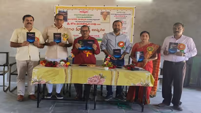 కవి కాలంతో పాటు నడవాలి