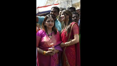 ತಾಯಿಯೊಂದಿಗೆ ತಿರುಪತಿ ತಿಮ್ಮಪ್ಪನ ದರ್ಶನ ಪಡೆದ ಶ್ರೀಲೀಲಾ: ಕಿಸ್ ಬೆಡಗಿ ಹಣೆ ಮೇಲೆ ನಾಮ ಎಳೆದವರು ಯಾರು?