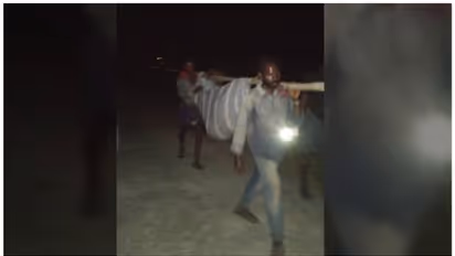 രോഗിയെ 2 കിലോമീറ്റർ കമ്പിൽ കെട്ടി ചുമന്ന് ആശുപത്രിയിലെത്തിച്ചു; വാഹനം എത്താത്തതിനാലെന്ന് വിശദീകരണം