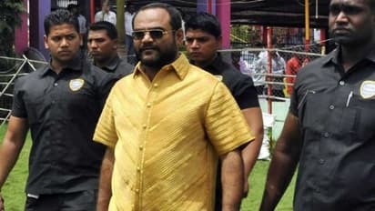 உலகின் மிக விலை உயர்ந்த சட்டை அணிந்திருக்கும் இந்தியர்: விலை எவ்வளவு தெரியுமா?
