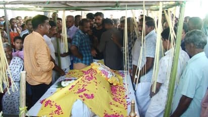 അമ്മയുടെ മുഖം ഒരുനോക്ക് കാണാനാവാതെ ഇഷാനും സിയയും; മതപരമായ ചടങ്ങുകളൊന്നുമില്ലാതെ ആരതിക്ക് വിട നൽകി ഗ്രാമം