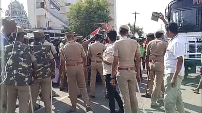 கரூரில் படுகொலை செய்யப்பட்ட ரௌடியின் கொலைக்கு நியாயம் கேட்டு உறவினர்கள் போராட்டம்; போலீஸ் குவிப்பு