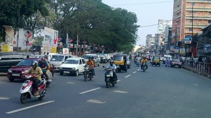 'വൻ ഭീഷണി, അപകടമരണങ്ങൾ വർധിക്കുന്നു'; തൃശൂർ റൗണ്ടിൽ ചെറുവാഹനങ്ങൾക്ക് പ്രത്യേക ട്രാക്ക് അനുവദിക്കണമെന്ന് ആവശ്യം