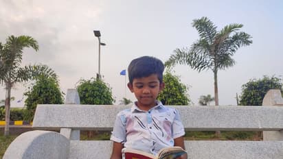 வேற லெவல்... 100 திருக்குறள்களை தலைகீழாக சொல்லி அசத்தி வரும் 7 வயது சிறுவன்.. 