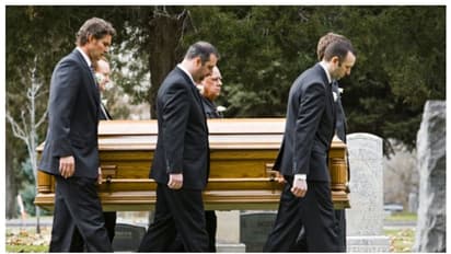 വാര്ഷിക ശമ്പളം ലക്ഷങ്ങള്; യുഎസില് ശവസംസ്കാര ചടങ്ങ് പഠിപ്പിക്കാനും കോഴ്സുകള് !