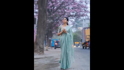 ಬೆಂಗಳೂರು: ರಸ್ತೆಗಳಲ್ಲಿ ಅರಳಿ ನಿಂತ ಪಿಂಕ್ ಹೂ ನಡುವೆ ನಟಿ ಸುಶ್ಮಿತಾ ಭಟ್ ಫೋಟೋ ಶೂಟ್