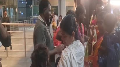  దుబాయ్‌లో జైలు శిక్ష, విముక్తి: 18 ఏళ్లకు హైద్రాబాద్‌కు, భావోద్వేగానికి గురైన కుటుంబ సభ్యులు