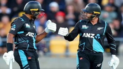 NZ vs AUS 1st T20I: வானவேடிக்கை காட்டிய ரச்சின் ரவீந்திரா, டெவோன் கான்வே – நியூசிலாந்து 215 ரன்கள் குவிப்பு!