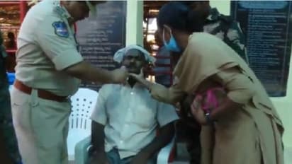 మేడారం జాతరలో భక్తుడికి గుండెపోటు.. కృతిమ శ్వాస అందించి కాపాడిన రెస్క్యూ సిబ్బంది..