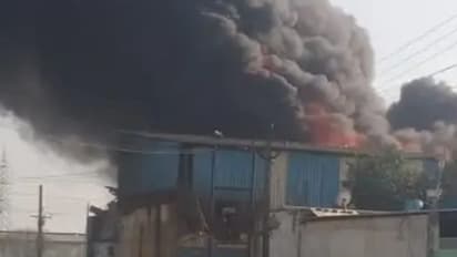 मेरठ में केमिकल फैक्ट्री में शॉर्ट सर्किट से लगी आग, मालिक झुलसा, फायर ब्रिगेड आग बुझाने में जुटा