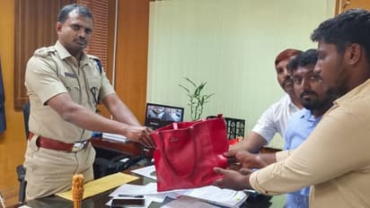 ಸಿಕ್ಕ ಬೆಳ್ಳಿ ವಸ್ತು ಬ್ಯಾಗ್ ಹಿಂತಿರುಗಿಸಿದ ವ್ಯಕ್ತಿ