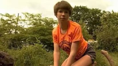 9 വയസുവരെ വളർത്തിയത് നായകൾ, 40 -ാം വയസ്സിലും യുവതി പെരുമാറുന്നത് നായകളെ പോലെ