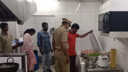 ചെമ്മീനും കൂന്തലും കോഴി പാര്ട്സും ഉണ്ട്, കോഴിക്കോട്ടെ ഈ ഹോട്ടൽ കേറി പരിശോധിച്ചപ്പോൾ പക്ഷെ, എല്ലാം പഴകിയത്