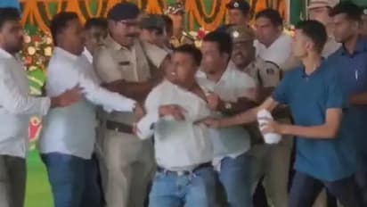 Odisha 5T தலைவர் பாண்டியன்.. தக்காளியை வீசி தாக்கிய காங்கிரஸ் தொண்டர்.. BJD தொண்டர்கள் ஆவேசம் - என்ன நடந்தது?