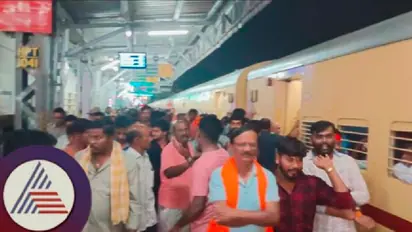 Karnataka: Young man shouts objectionable slogans inside Ayodhya-bound train; Devotees halt train for 2 hours