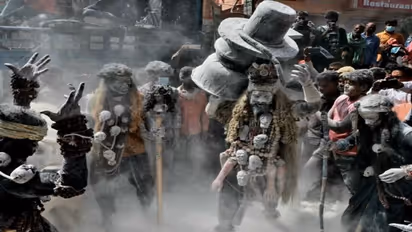 ವಾರಣಾಸಿಯ ಮಸಾನ್ ಹೋಳಿ : ಚಿತಾ ಭಸ್ಮದ ಜೊತೆ ಹೋಳಿಯಾಡಲು ಇಲ್ಲಿಗೆ ಶಿವ ಬರ್ತಾನಂತೆ! 