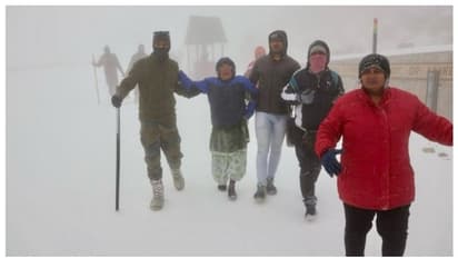 നാഥുലാമില് നിന്ന് 175 വാഹങ്ങളിലായി കുടുങ്ങിയ 500 പേരെ സൈന്യം രക്ഷപ്പെടുത്തി