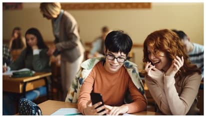 ക്ലാസിൽ മൊബൈൽ ഉപയോഗിച്ചാൽ തടവ്; സ്കൂളുകളിൽ മൊബൈൽ നിരോധിക്കാനൊരുങ്ങി ഈ യൂറോപ്യന്‍ രാജ്യം! 