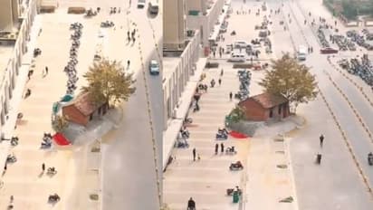 റോഡിന് നടുവിൽ വീട്, ചുറ്റിലും ചീറിപ്പാഞ്ഞ് വാഹനങ്ങൾ, എങ്ങനെ ഇവിടെ കഴിയുന്നെന്ന് നെറ്റിസൺസ്