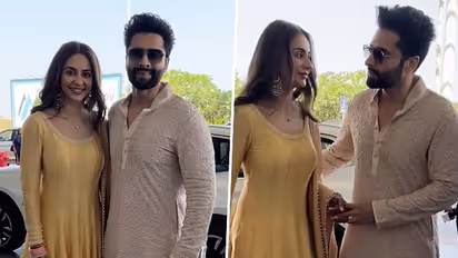 Rakul Preet Singh, Jackky Bhagnani radiate joy in traditional attires as they return to Mumbai [PICTURES]