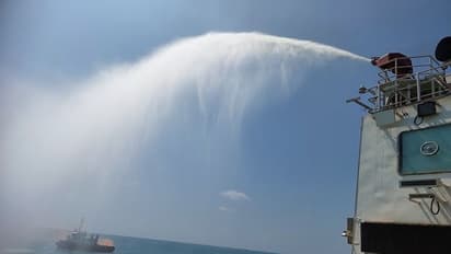 ಮಂಗಳೂರು: ಸಮುದ್ರದ ಮಧ್ಯೆ ನೌಕಾ ಪಡೆಯ ಮೈನವಿರೇಳಿಸುವ ಸಾಮರ್ಥ್ಯ ಪ್ರದರ್ಶನ