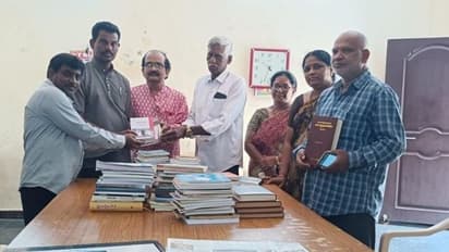 పుస్తక పఠనంతో వ్యక్తిత్వ వికాసం .. ముల్కనూరు ప్రజా గ్రంధాలయానికి 250 పుస్తకాల విరాళం..