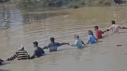 कासगंज में श्रद्धालुओं से भरी ट्रैक्टर ट्राली तालाब में पलटी, सात बच्चों समेत 23 की मौत