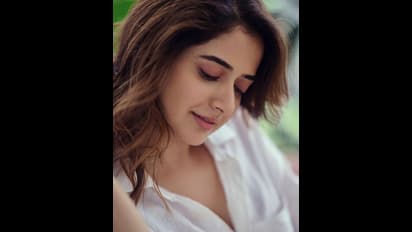 ವೈಟ್ ಶರ್ಟ್‌ ಧರಿಸಿ ಬಟನ್ ಹಾಕೋಕೆ ಮರೆತ ಆಶಿಕಾ, ಚುಟು ಚುಟು ಬೆಡಗಿಯ ಮಾದಕ ಲುಕ್‌ಗೆ ಫ್ಯಾನ್ಸ್ ಫಿದಾ