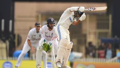 റാഞ്ചി ടെസ്റ്റില് ഇന്ത്യക്ക് കൂട്ടത്തകര്ച്ച, ലീഡ് പ്രതീക്ഷ മങ്ങി; 200 പോലും കടക്കാന് പാടുപെട്ട് ഇന്ത്യ