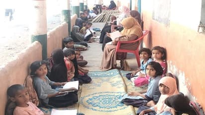 ವಿಜಯಪುರ: ಜ್ಞಾನವಿದೆ, ಕೈ ಮುಗಿಯಲು ದೇಗುಲವೇ ಇಲ್ಲ, ಸರ್ಕಾರಿ ಶಾಲೆಯ ದಯನೀಯ ಸ್ಥಿತಿ..!