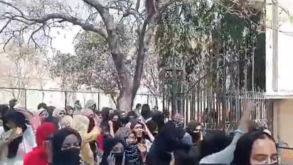 ಕಾಲೇಜಿನಲ್ಲಿ ನಮಾಜ್ಗೆ ಅನುಮತಿ ನಿರಾಕರಣೆ, ಮುಸ್ಲಿಮ್ ವಿದ್ಯಾರ್ಥಿನಿಯರ ಪ್ರತಿಭಟನೆ!