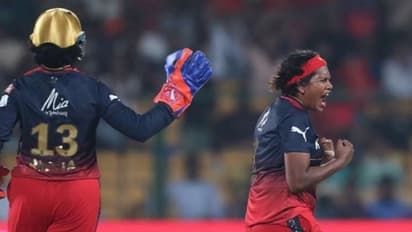 വീണ്ടും മലയാളി കൊടുങ്കാറ്റ്! ശോഭന ആശക്ക് 5 വിക്കറ്റ്; യുപി വാരിയേഴ്സ് ചാരം, ആര്സിബിക്ക് ത്രില്ലര് ജയം