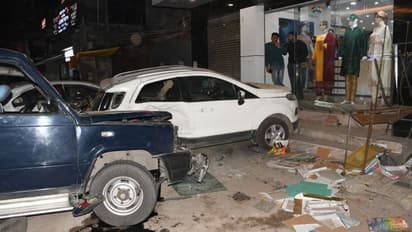 मुख्यमंत्री की फ्लीट से कुत्ता टकराया, 14 लोग घायल , 2 की हालत गंभीर 