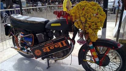 బుల్లెట్ కు గుడి కట్టి పూజలు: ఎందుకో తెలుసా?