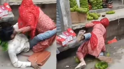 ഇതെന്ത് പുകില്? തെരുവിൽ യുവാവിനെ എടുത്തിട്ടടിച്ച് യുവതി, ആർത്തുവിളിച്ചും കയ്യടിച്ചും കാഴ്ചക്കാർ