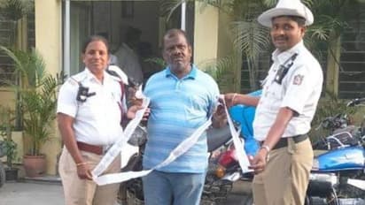 49,000 രൂപ ട്രാഫിക് പിഴ, പൊലീസുകാരുടെ കൂടെ ഫോട്ടോ, വാഹനഉടമയുടെ ചിത്രം വൈറൽ