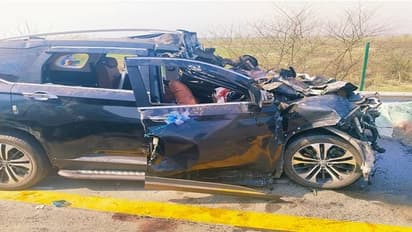 मैनपुरी में आगरा -लखनऊ एक्सप्रेस -वे पर खड़े ट्रक में घुसी तेज रफ्तार कार, कोलकाता के चार युवकों की मौत