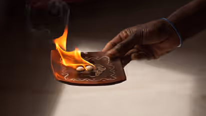 కర్పూరంతో ఈ మూడింటిని కాల్చితే... ఇంట్లో డబ్బే డబ్బు..!