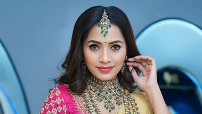 ಯೆಲ್ಲೋ ಪಿಂಕ್‌ ಸ್ಯಾರಿಯಲ್ಲಿ ಮಿಂಚಿದ ಶೋಭಾ ಶೆಟ್ಟಿ, ಪಚ್ಚೆ ಕಲ್ಲಿನ ಗ್ರ್ಯಾಂಡ್ ನೆಕ್ಲೇಸ್ ಮೇಲೆ ಎಲ್ಲರ ಕಣ್ಣು!