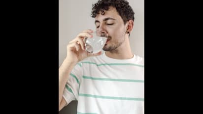 காலையில் சூடான நீரில் ஒரு சிட்டிகை உப்பு கலந்து குடிப்பது உண்மையில் நல்லதா..? தெரிஞ்சுக்கலாம் வாங்க..